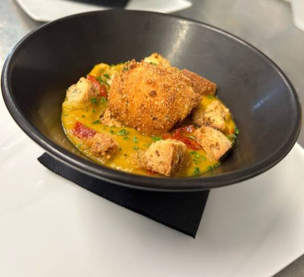 Œuf croustillant à la crème de petits pois et Chorizo